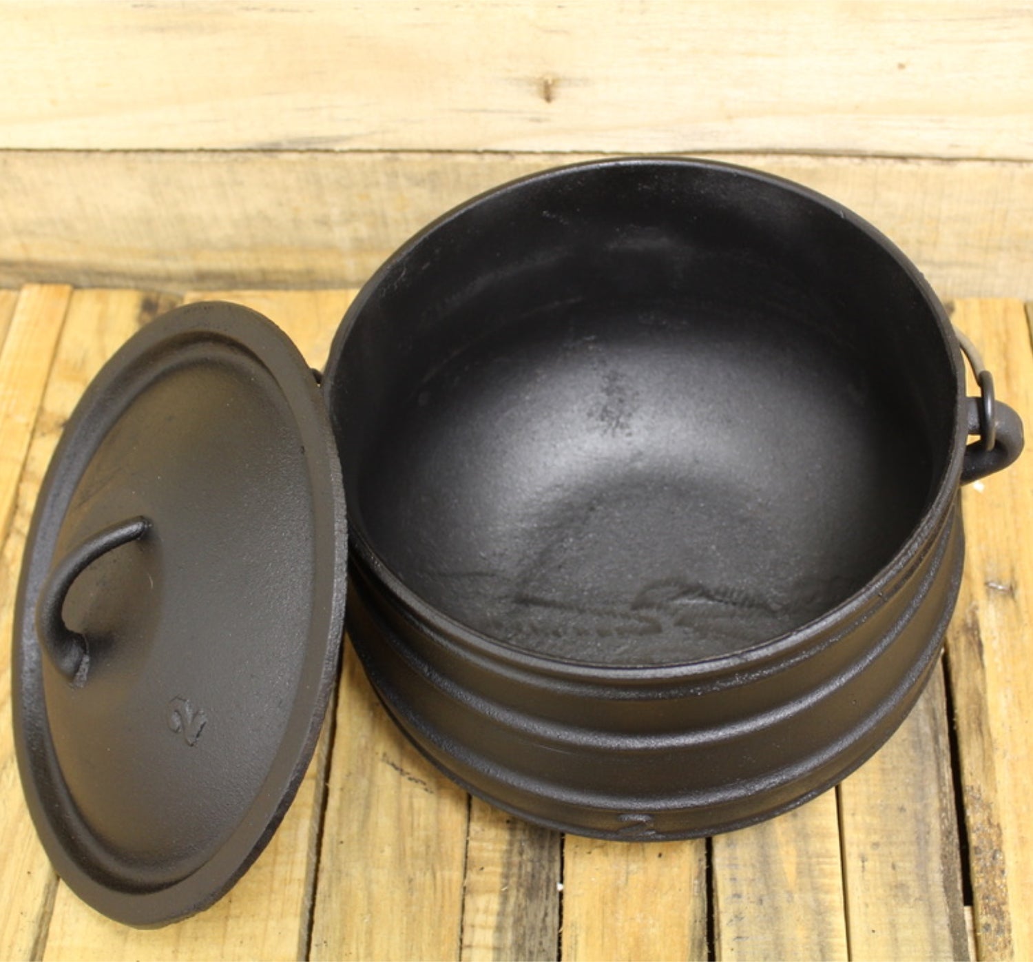 Cast Iron Flat Bottom Bean pot Dutch oven 2 quart Potjie Plat