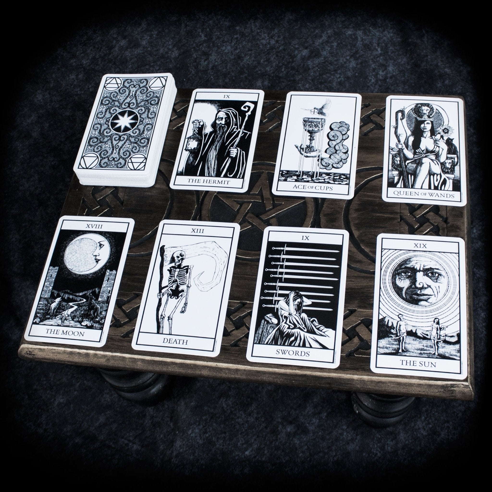 Bianco Nero Tarot Deck - 13 Moons