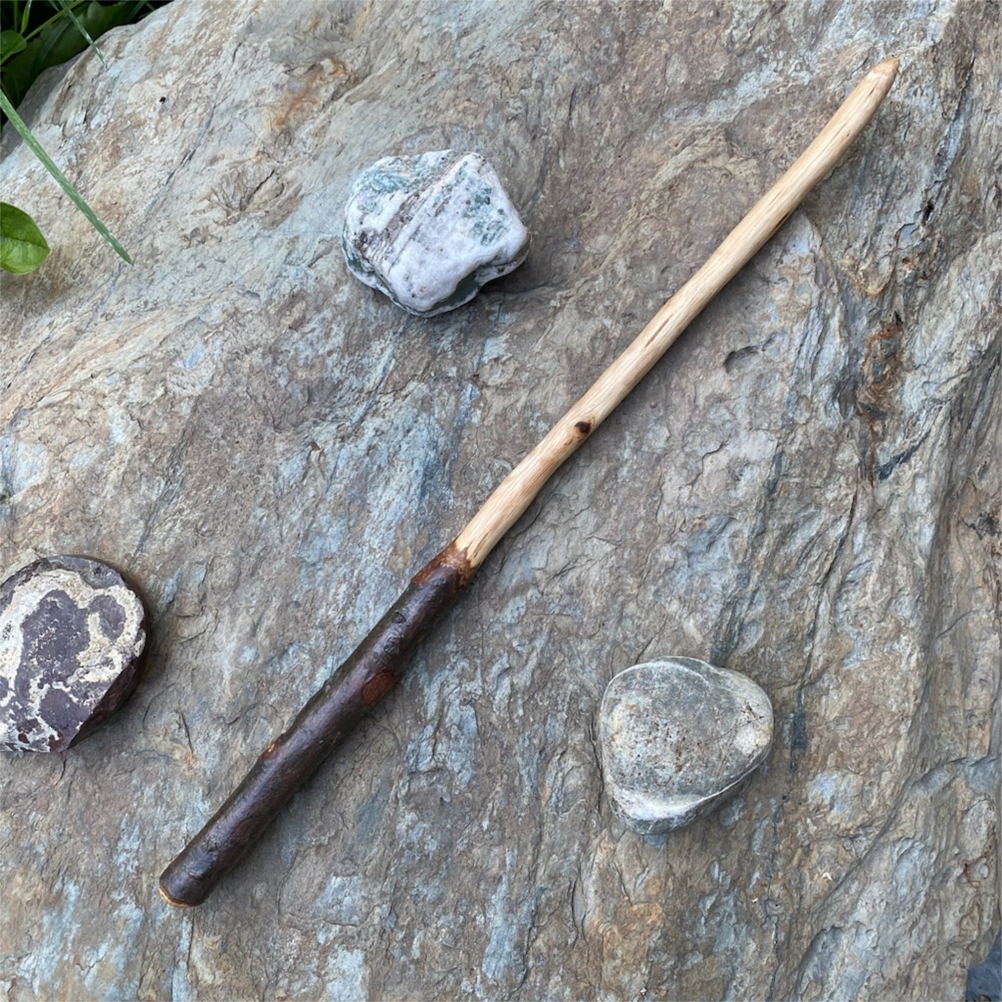 Scarlet Oak Wand - 14.5 Inches - 13 Moons